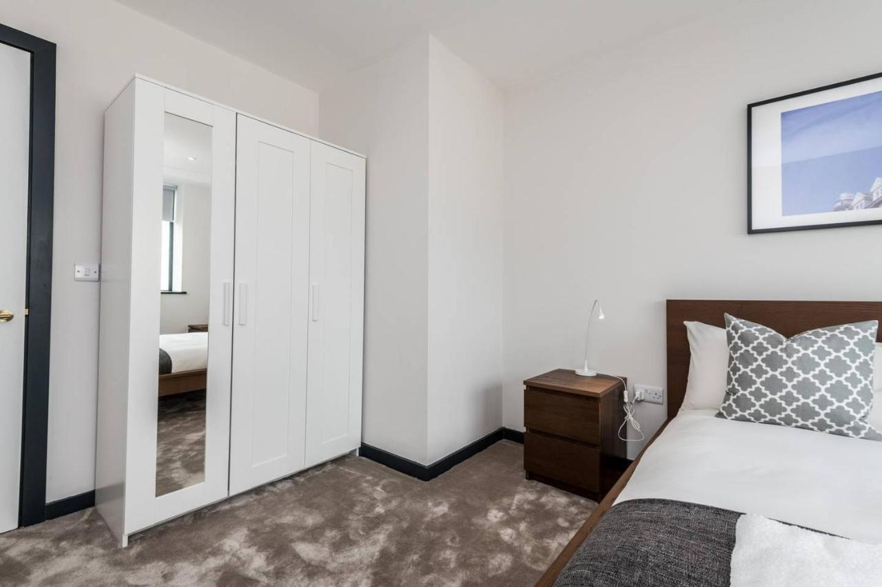 Waterfront Apartment With View Of Liver Building Liverpool Exterior photo